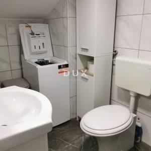 LOVRAN, CENTAR - stan u visokom potkrovlju stare vile!
