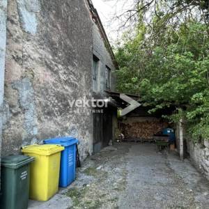 Lukeži, renovirana kuća s ljetnom kućicom na okućnici