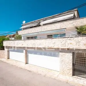 Luksuzna kuća s 3 apartmana i pogledom na more