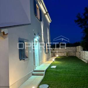 Luksuzna moderna vila s grijanim bazenom i saunom – Barban, Istra