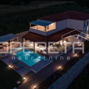 Luksuzna moderna vila s grijanim bazenom i saunom – Barban, Istra