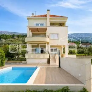 Luksuzna obiteljska kuća s bazenom i građevnim zemljištem u Podstrani,1463m2