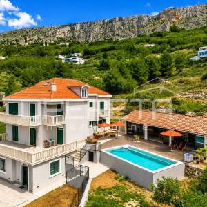 Luksuzna vila s bazenom i panoramskim pogledom na more