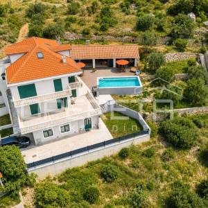 Luksuzna vila s bazenom i panoramskim pogledom na more