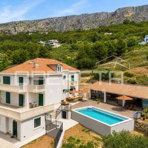Luksuzna vila s bazenom i panoramskim pogledom na more