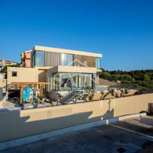 Luksuzna vila s bazenom u Rogoznici 180 m od mora