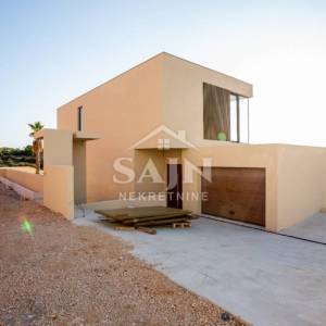 Luksuzna vila s bazenom u Rogoznici 180 m od mora
