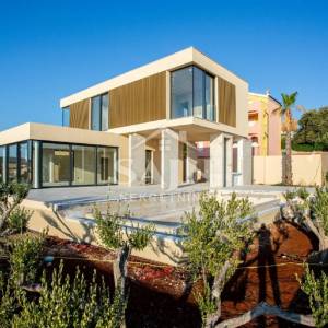 Luksuzna vila s bazenom u Rogoznici 180 m od mora