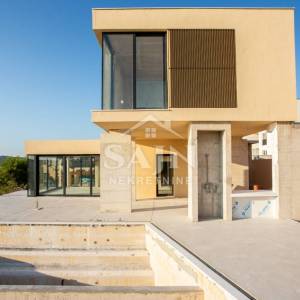 Luksuzna vila s bazenom u Rogoznici 180 m od mora