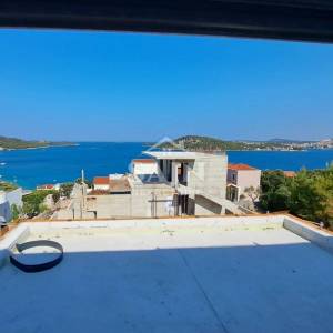 Luksuzna vila s bazenom u Rogoznici 180 m od mora
