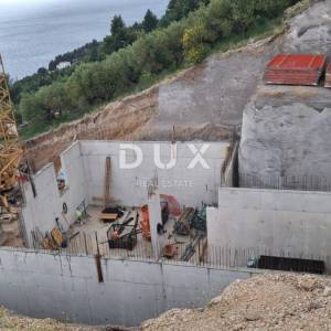 MAKARSKA, PISAK - Stan u prizemlju s bazenom i pogledom na more