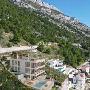 MAKARSKA, PISAK - Stan u prizemlju s bazenom i pogledom na more