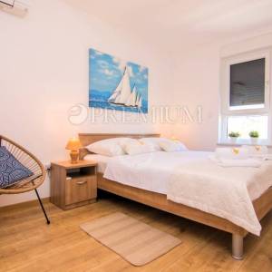 Malinska, dva apartmana blizu mora s okućnicom!