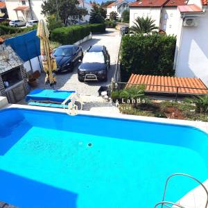 Malinska,kuća  410m2 s više apartmana,vlasitim parkingom i bazenom