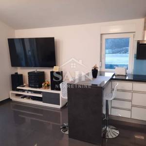 Marina/Prvi red do mora stan 76 m²