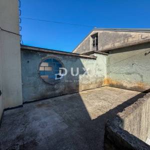 MATULJI, CENTAR - prilika - etaža za adaptaciju s visokim stropovima, dvije terase, pogled na more, parking 
