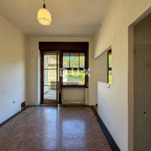 MATULJI, CENTAR - prilika - etaža za adaptaciju s visokim stropovima, dvije terase, pogled na more, parking 