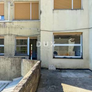 MATULJI, CENTAR - prilika - etaža za adaptaciju s visokim stropovima, dvije terase, pogled na more, parking 