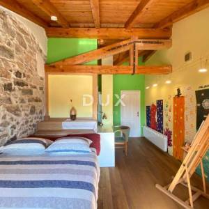 MATULJI (okolica) - unikatna villa s bazenom i ogromnom okućnicom