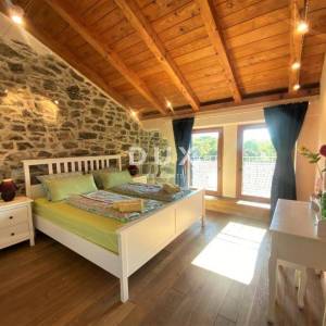 MATULJI (okolica) - unikatna villa s bazenom i ogromnom okućnicom