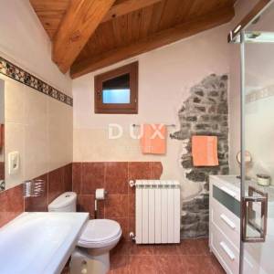 MATULJI (okolica) - unikatna villa s bazenom i ogromnom okućnicom