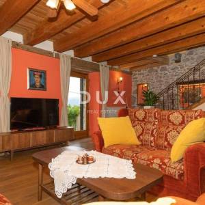 MATULJI (okolica) - unikatna villa s bazenom i ogromnom okućnicom