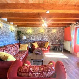 MATULJI (okolica) - unikatna villa s bazenom i ogromnom okućnicom