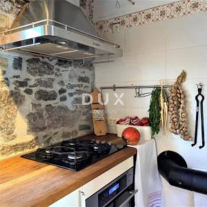 MATULJI (okolica) - unikatna villa s bazenom i ogromnom okućnicom