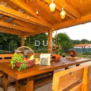 MATULJI (okolica) - unikatna villa s bazenom i ogromnom okućnicom