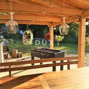 MATULJI (okolica) - unikatna villa s bazenom i ogromnom okućnicom