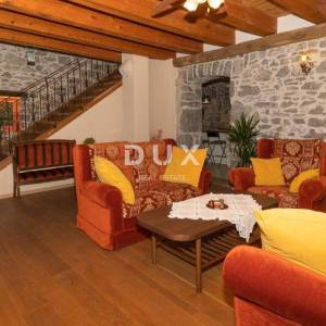 MATULJI (okolica) - unikatna villa s bazenom i ogromnom okućnicom