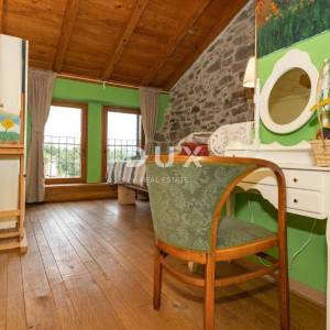 MATULJI (okolica) - unikatna villa s bazenom i ogromnom okućnicom