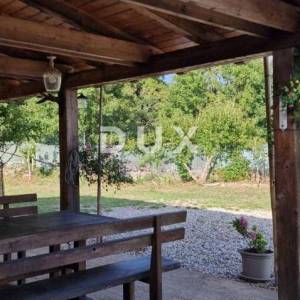MATULJI (okolica) - unikatna villa s bazenom i ogromnom okućnicom
