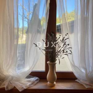 MATULJI (okolica) - unikatna villa s bazenom i ogromnom okućnicom