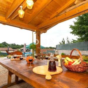 MATULJI (okolica) - unikatna villa s bazenom i ogromnom okućnicom