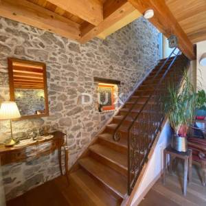 MATULJI (okolica) - unikatna villa s bazenom i ogromnom okućnicom
