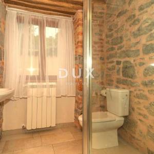 MATULJI (okolica) - unikatna villa s bazenom i ogromnom okućnicom