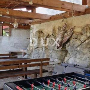 MATULJI (okolica) - unikatna villa s bazenom i ogromnom okućnicom