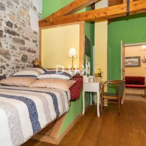 MATULJI (okolica) - unikatna villa s bazenom i ogromnom okućnicom