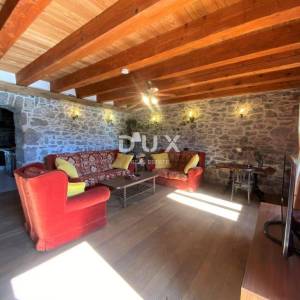 MATULJI (okolica) - unikatna villa s bazenom i ogromnom okućnicom