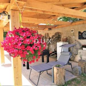MATULJI (okolica) - unikatna villa s bazenom i ogromnom okućnicom