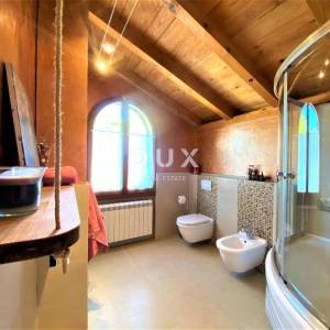 MATULJI (okolica) - unikatna villa s bazenom i ogromnom okućnicom