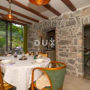 MATULJI (okolica) - unikatna villa s bazenom i ogromnom okućnicom