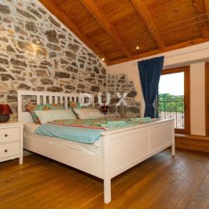 MATULJI (okolica) - unikatna villa s bazenom i ogromnom okućnicom