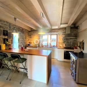 MATULJI (okolica) - unikatna villa s bazenom i ogromnom okućnicom