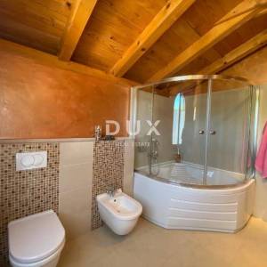 MATULJI (okolica) - unikatna villa s bazenom i ogromnom okućnicom