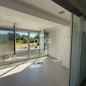 MATULJI, ŠAPJANE - samostojeća kuća ( poslovna zgrada 780 m2 ) + 3.484 m2 okućnice! PRILIKA!