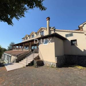 MATULJI, ŠAPJANE - samostojeća kuća ( poslovna zgrada 780 m2 ) + 3.484 m2 okućnice! PRILIKA!