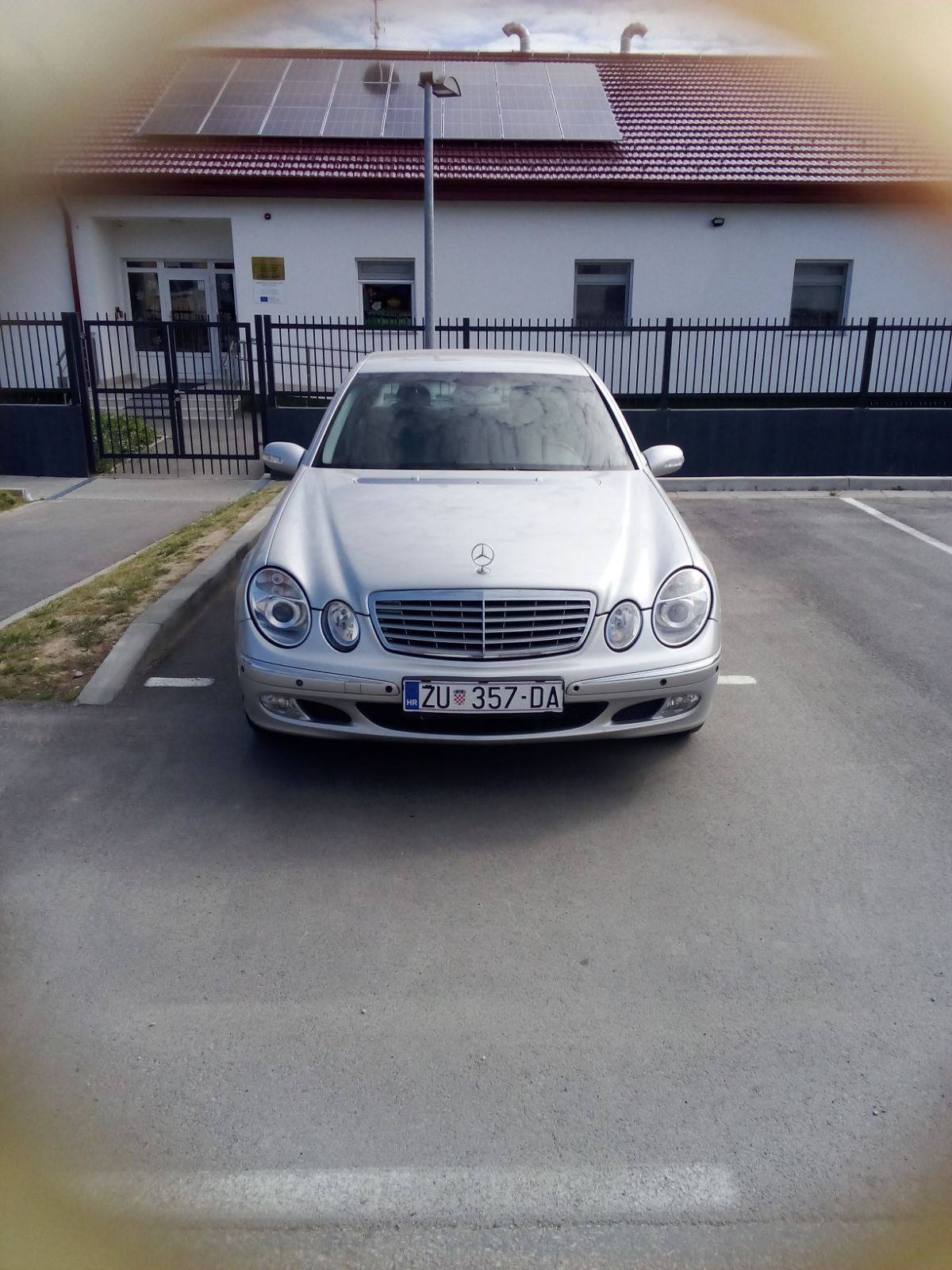Mercedes 220 E, Elegance