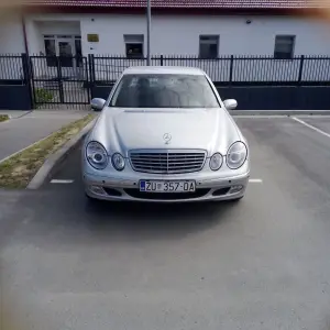 Mercedes 220 E, Elegance